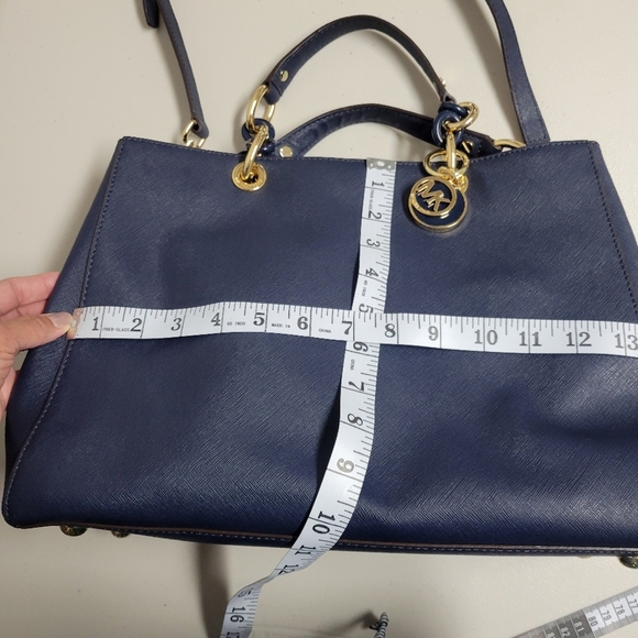 Michael Kors Cynthia Saffiano Leather Satchel. - Picture 14 of 16